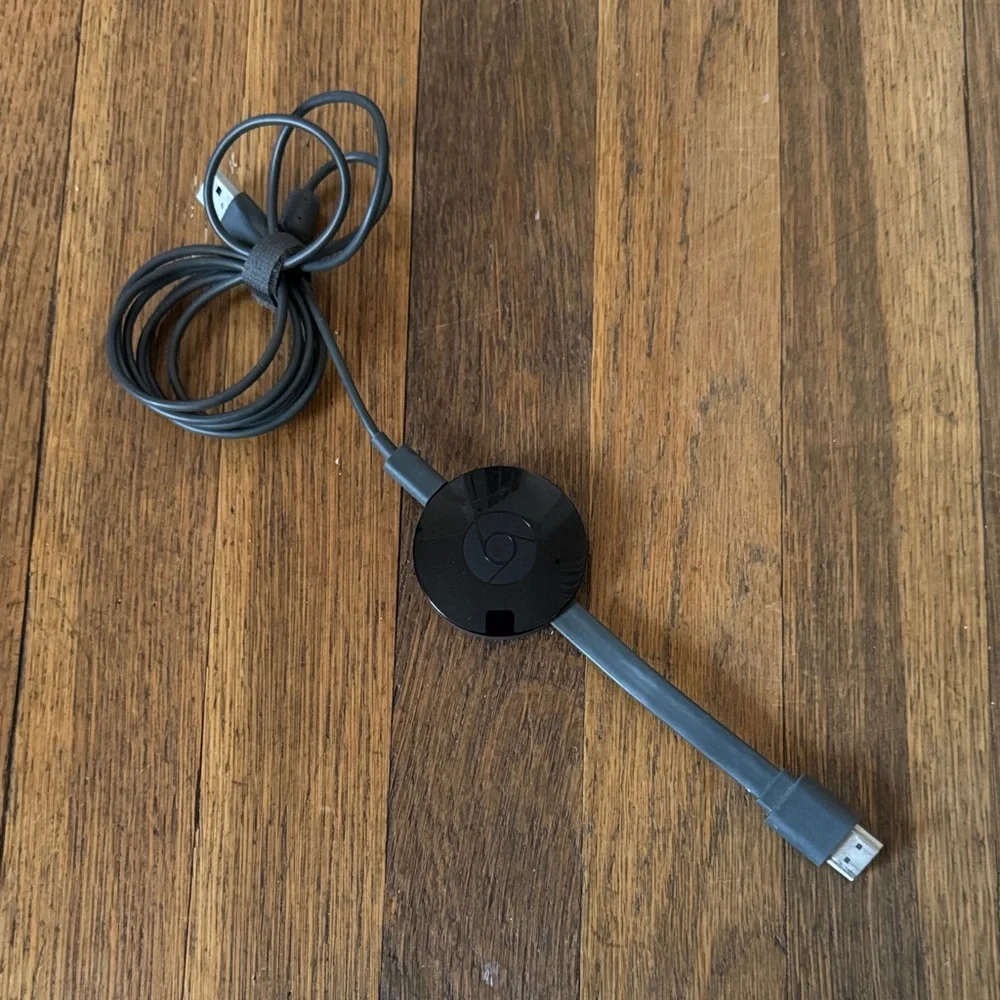 📺 Google Chromecast streaming media device.